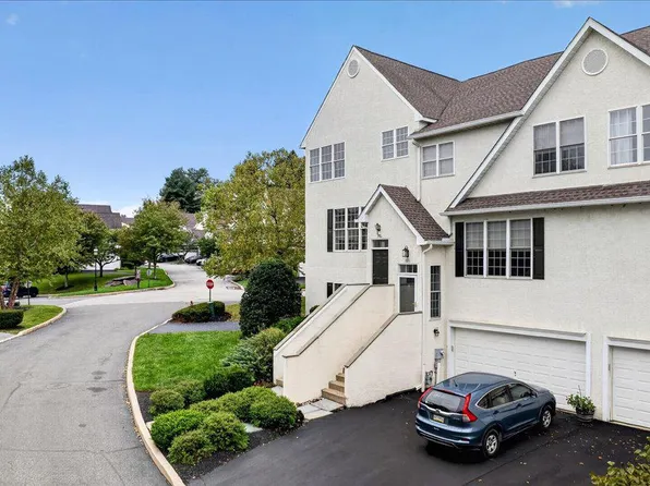 701 Whispering Brooke Dr, Newtown Square, PA 19073