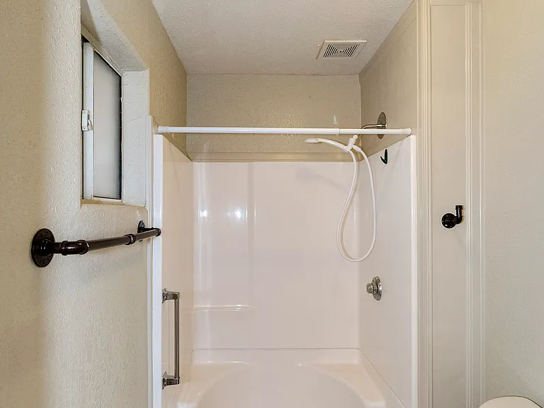 MASTER SHOWER & COMMODE