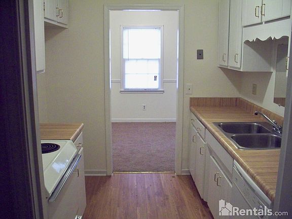 2nd image of 21 Oakwood Dr