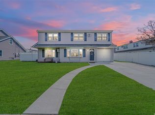 568 Arrandale Rd, Bethpage, NY 11714