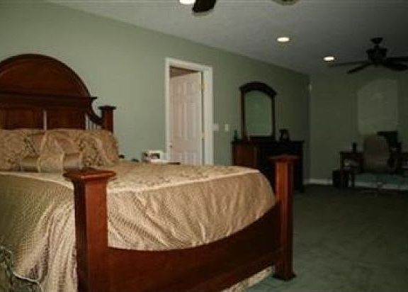 3rd image of 750 Oakwood Dr