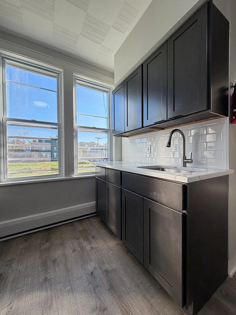East 9th Apartments — Photo 3