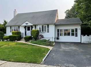 649 Greenman Ct, Seaford, NY 11783