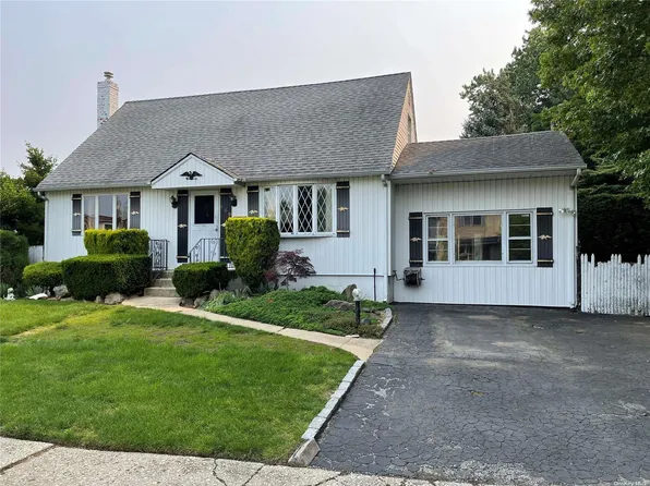 649 Greenman Court, Seaford, NY 11783