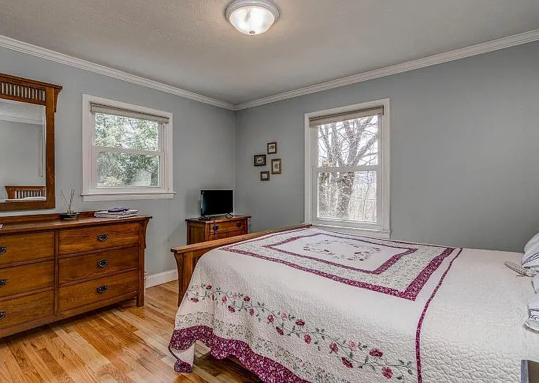Second bedroom, also with a queen sized bed and solid oak Kincaid furniture