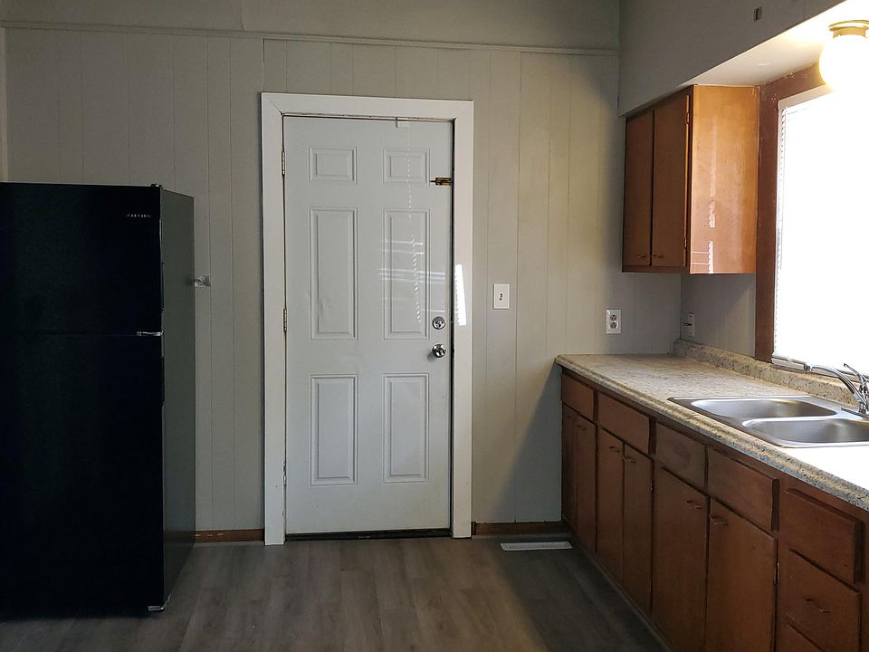 1st image of 914 N Poplar St