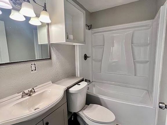 4th image of 208 Parkway St