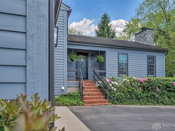 3rd image of 141 Camelot Dr