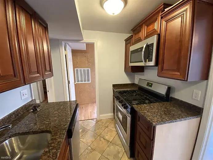 3 bed, 900 sqft, $2,700 — Photo 2