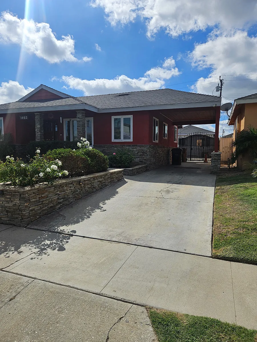Building Photo - 1402 W Piru St