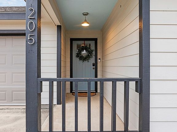 3rd image of 205 Green Oaks Loop