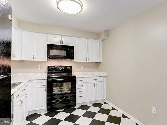 3rd image of 610 N West St