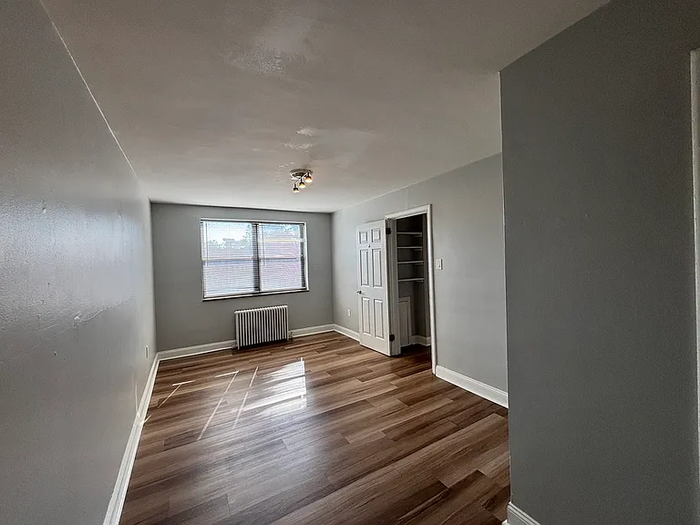 Royal Gardens Apartments — Photo 13