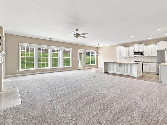 3rd image of 335 Manitoba Ln