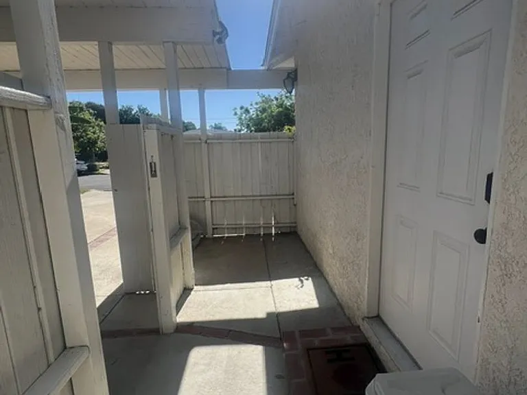 7009 Jumilla Ave #B — Photo 16