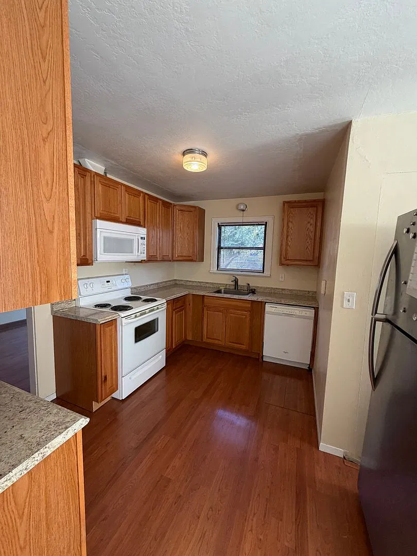 Pet friendly, Spacious 4 Bedroom, 2 Bathroom Home — Photo 3