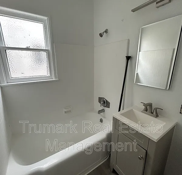 106 E Randolph St — Photo 5