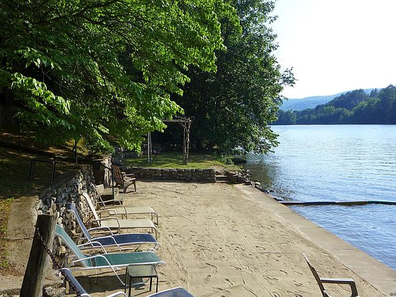 5th image of 365 E River Dr