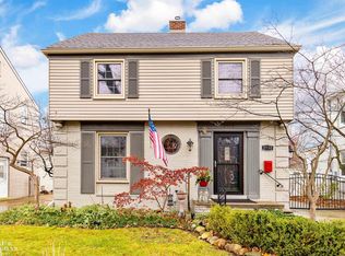 2110 Fleetwood Dr, Grosse Pointe Woods, MI 48236