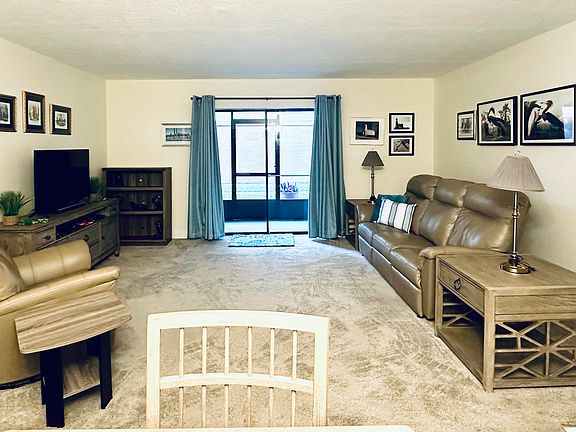 5th image of 194 Berkshire Ln