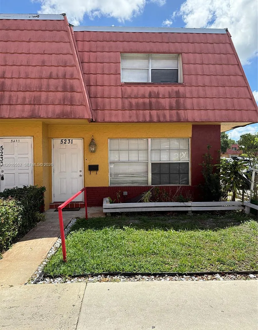 Royal Oaks Townhouse 9 Co — Photo 1