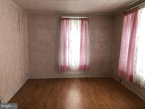 3rd image of 520 Brown Ave