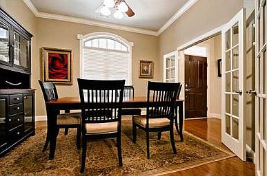 4th image of 576 Glastonbury Pl