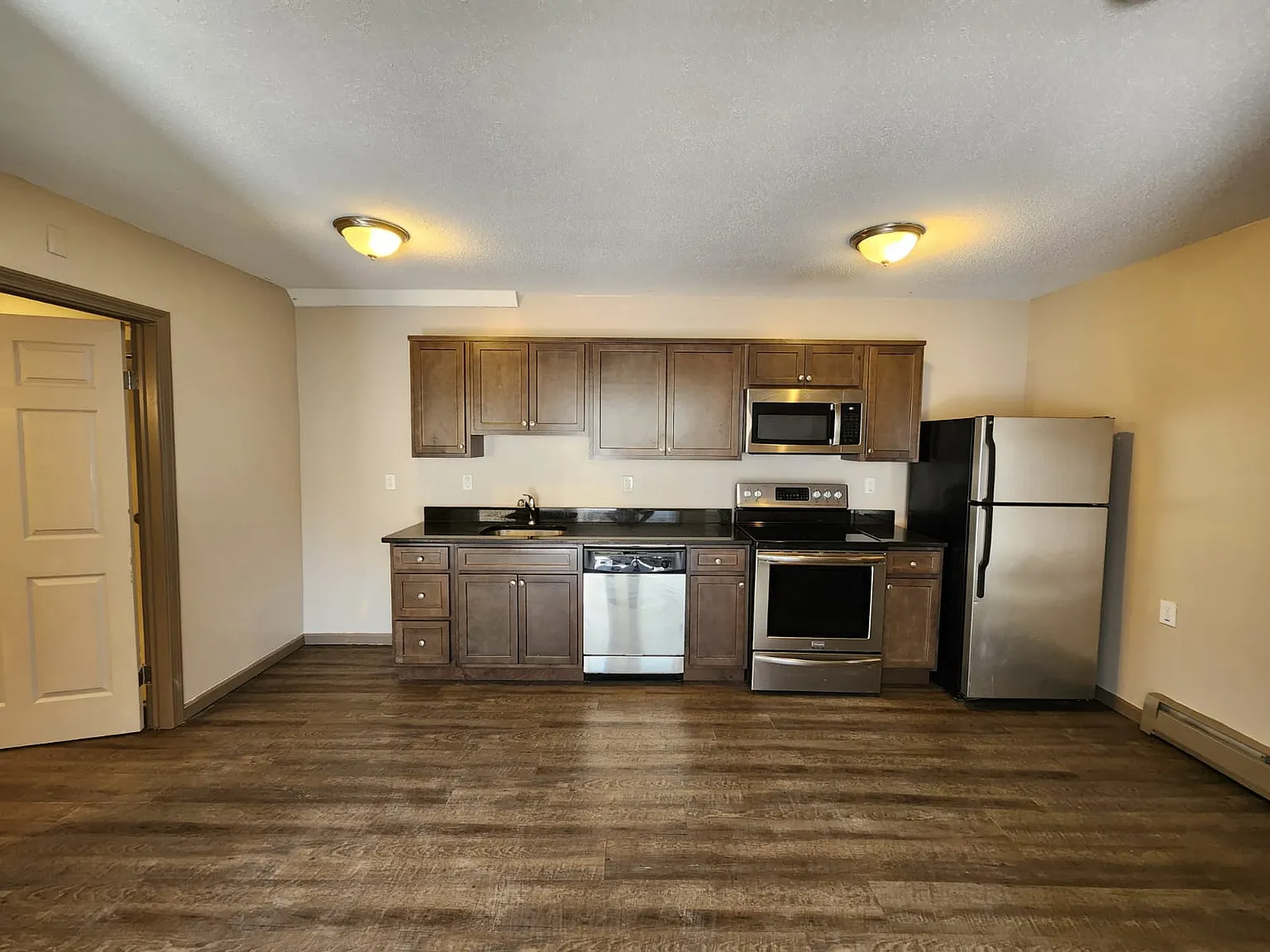 2 bed, 850 sqft, $1,750 — Photo 2