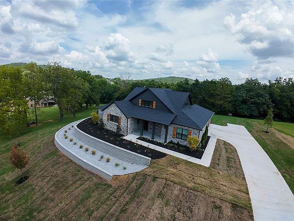 4th image of 586 Winding Spring Dr
