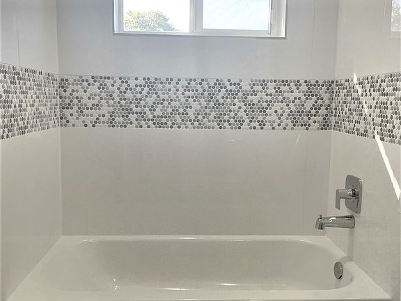 5th image of 1400 NE 10th Ave APT 4