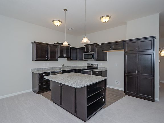 5th image of 870 Yorkshire Dr