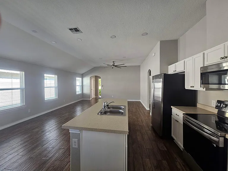 2608 Alamo St — Photo 10