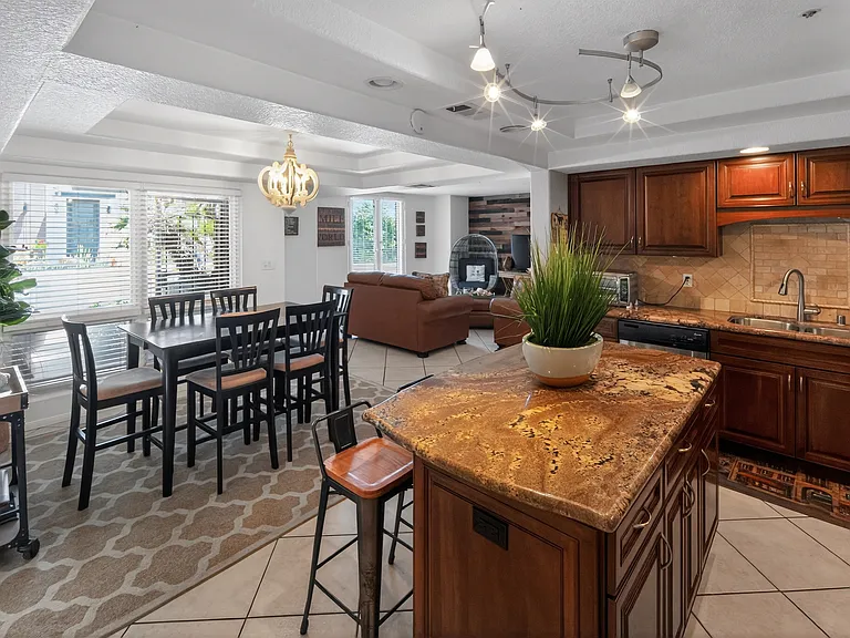Kitchen / Dining Area