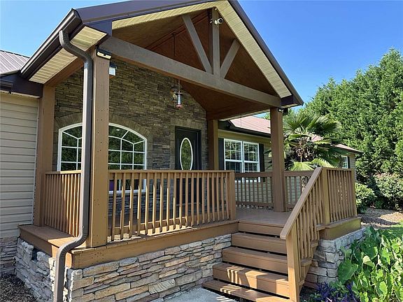 2nd image of 207 Capeview Ln