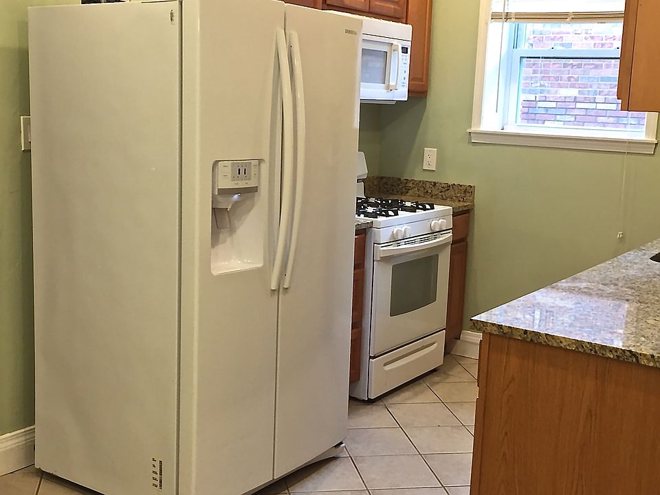 Refrigerator w water and ice