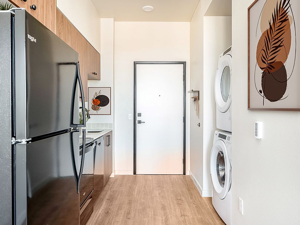2BR, 1BA - 849+SF - Kitchen & Washer/Dryer