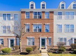 105 Pointe Of Woods Dr #525, Parlin, NJ 08859