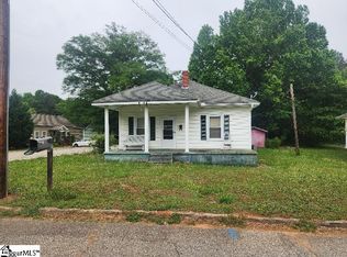 19 Gallon St, Laurens, SC 29360