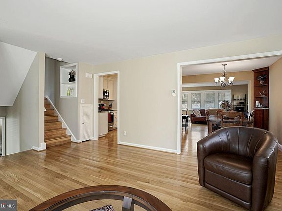 5th image of 626 Crocus Dr
