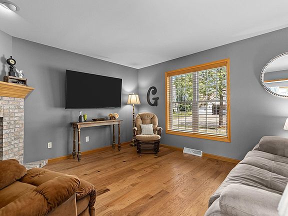 3rd image of 3023 E Greenleaf Dr