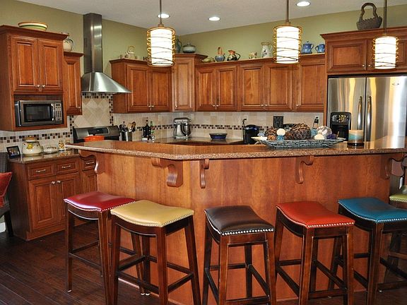 4th image of 32 Venetian Dr