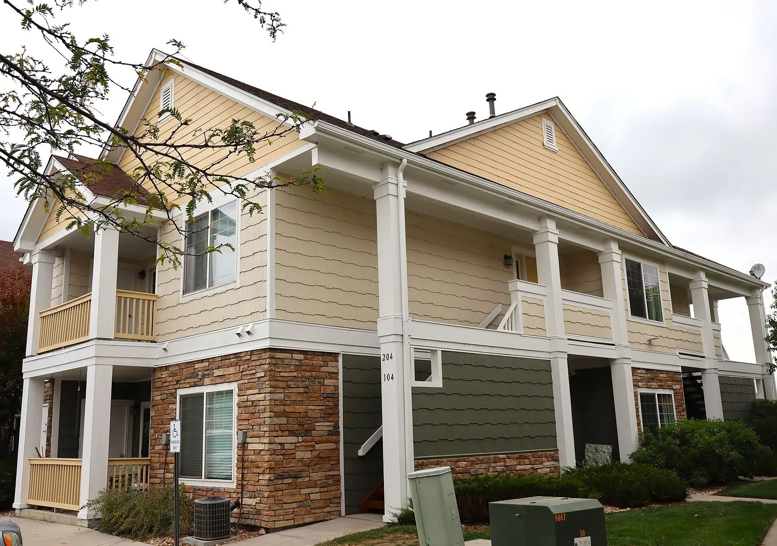 Loveland Living: Spacious Condo with Pool, Gym & More — Photo 1