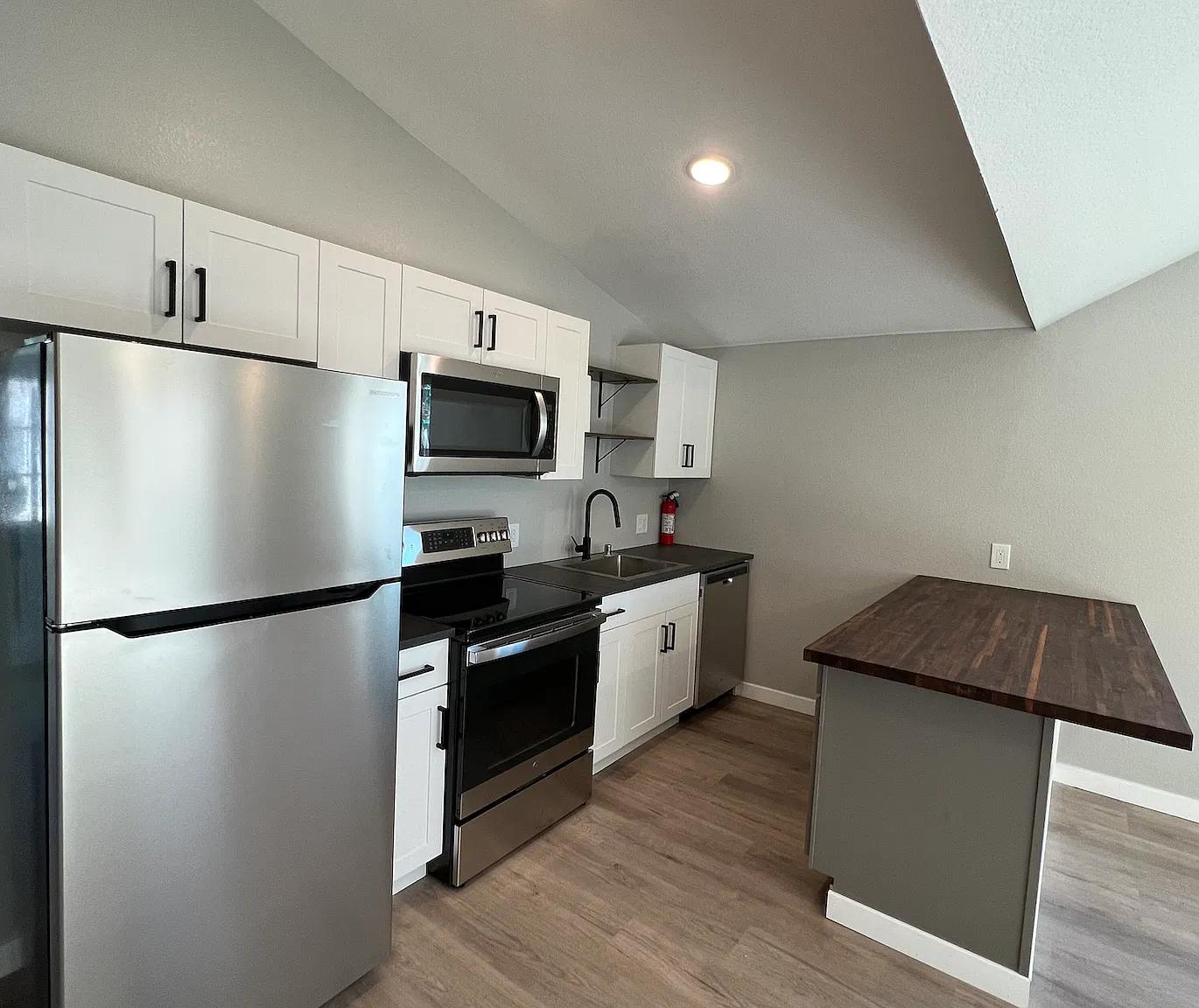3 bed, 1100 sqft, $2,380 — Photo 4