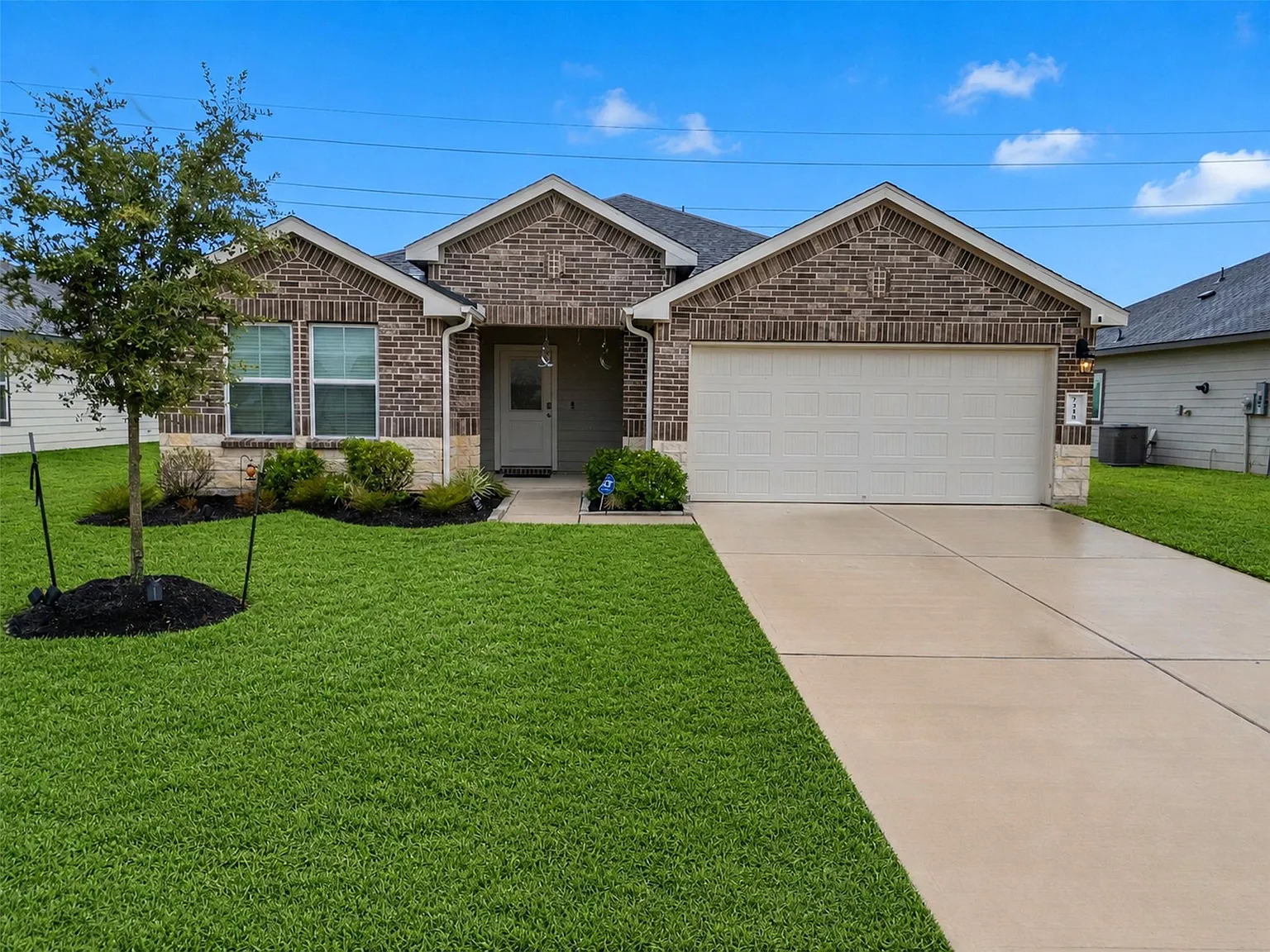 3 bed, 2.0 bath, 1605 sqft, $2,300 — Photo 1