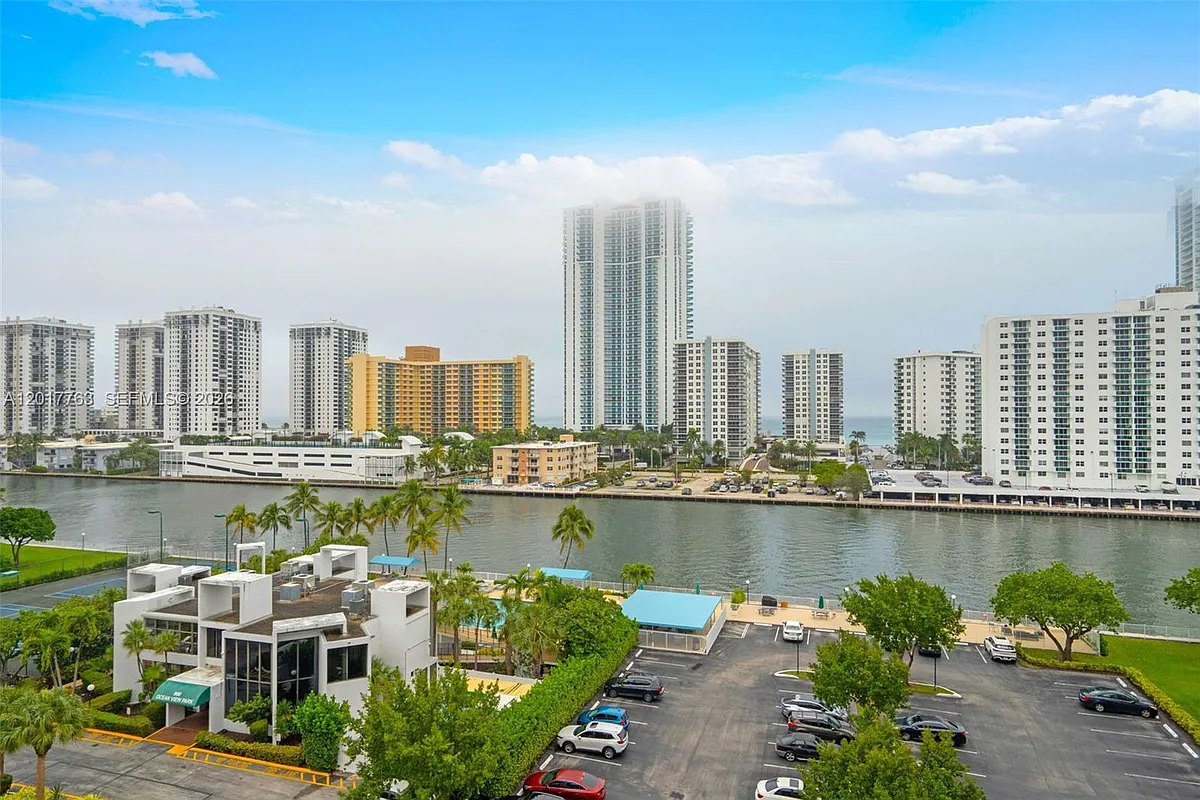 Building Photo - 800 Parkview Dr #906