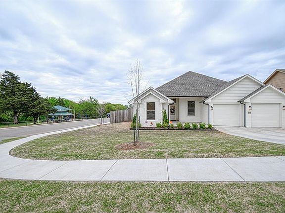 3rd image of 513 Crestland Dr