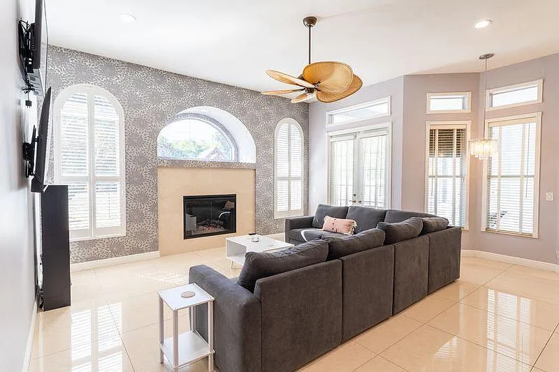 3 bed, 2.0 bath, 2449 sqft, $4,000 — Photo 3