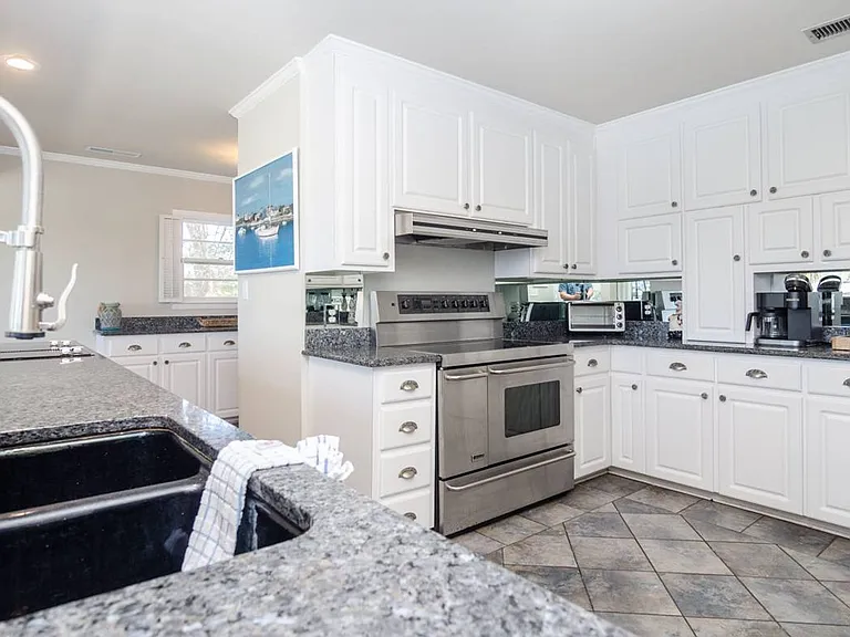 32 W Greensboro St — Photo 16