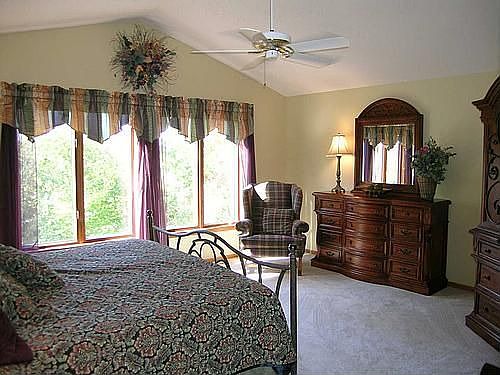 Vaulted master w/ private whirlpool retreat, huge closet