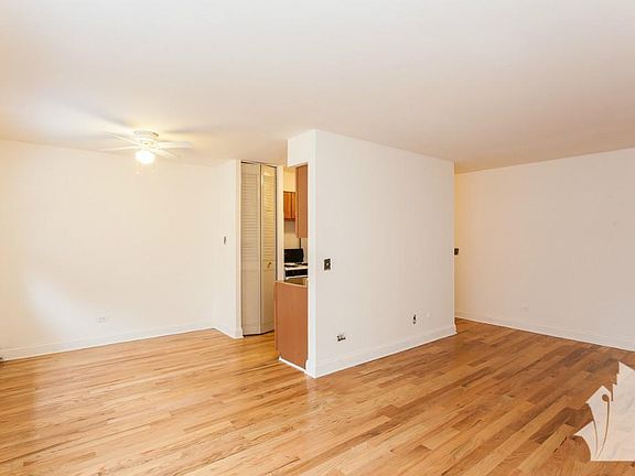 5th image of 512 W Briar Pl #205